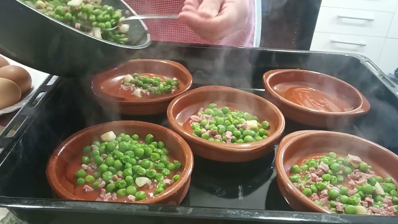 Huevos al plato con guisantes y jamón - Cocina con Dinamita.
