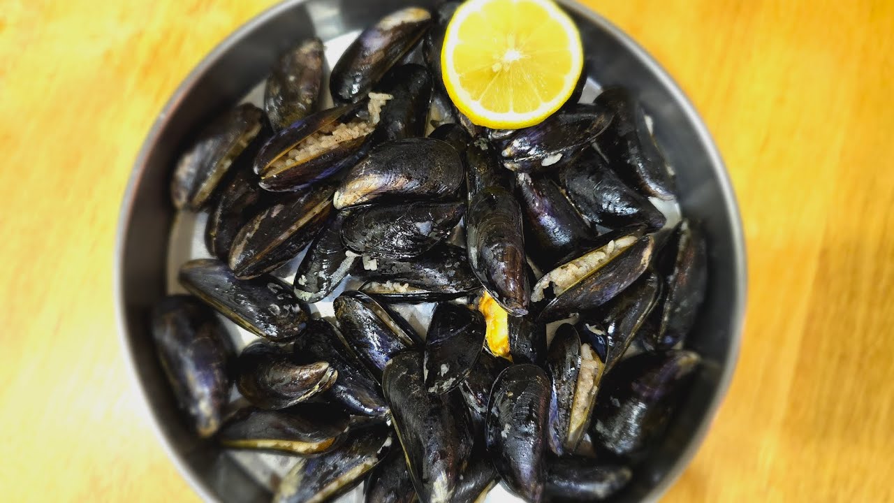How to make stuffed mussels? #trendingvideo #mussels #stuffed #recipe#streetfood #midyedolma#Turkish