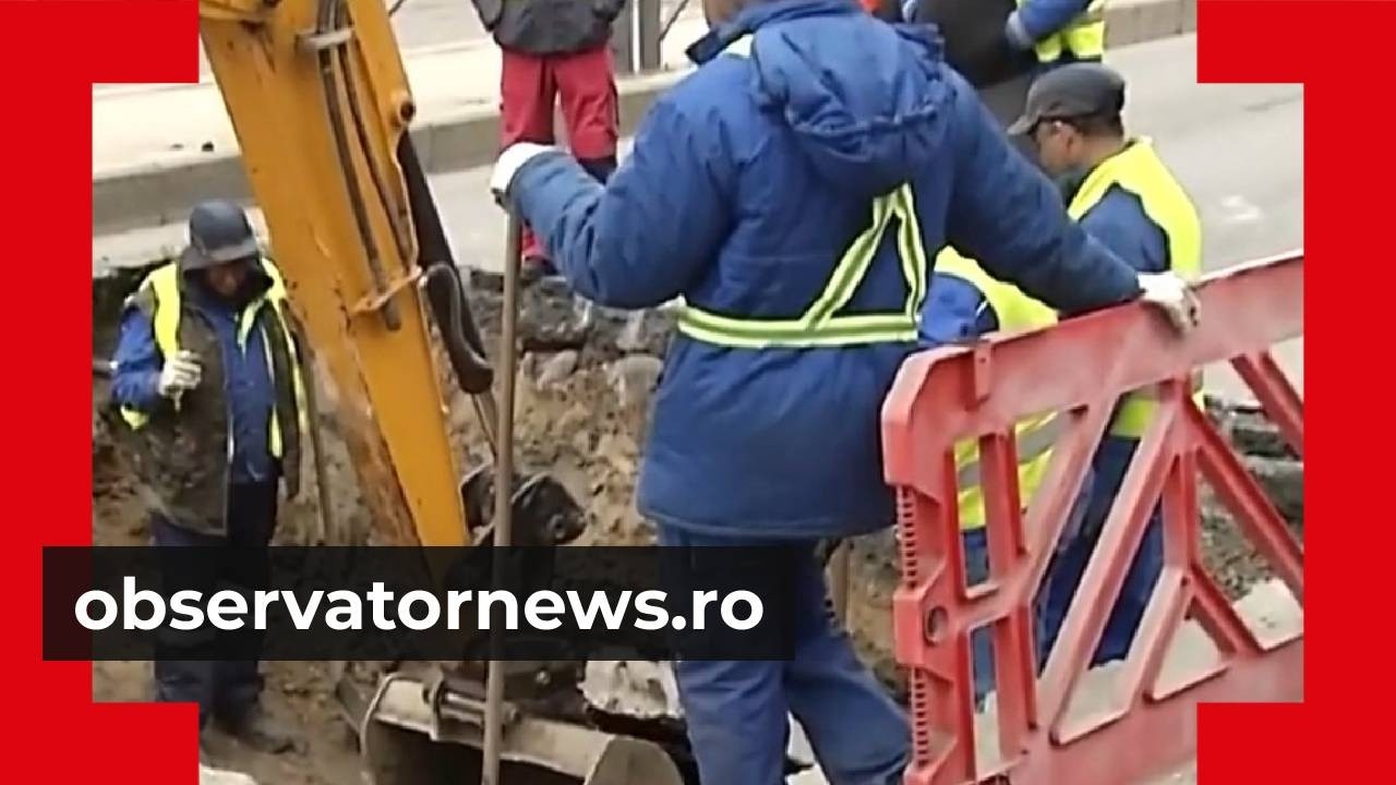 Imagini cu craterul de pe şoseaua Mihai Bravu din Capitală. Muncitorii scot plăcile de beton rupte