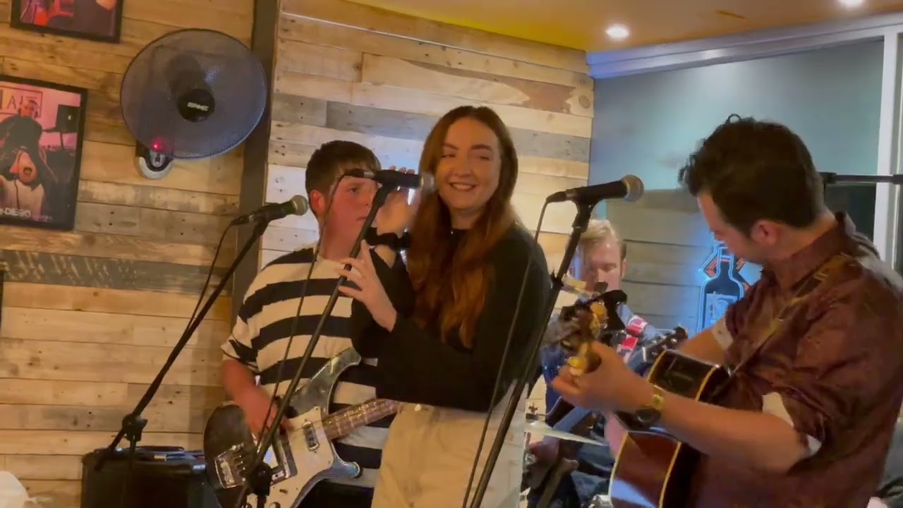 Stuck in the middle with you Stealers Wheel, cover by The Shandies in The Halt Redcar