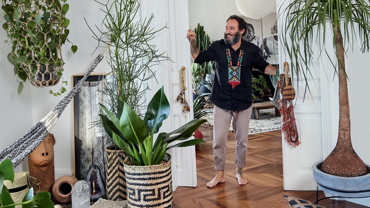 Marcelo Rosenbaum mostra seu apartamento cheio de verde e brasilidade | Casa Vogue
