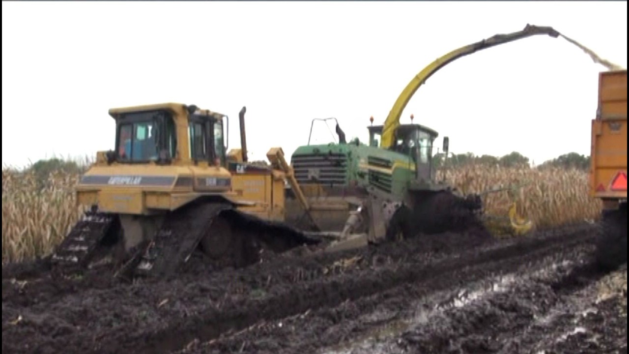 Maïs 2014 | Extreme wet harvest | Caterpillar D6R om te duwen en slepen | JD 7480 met schoepenwielen