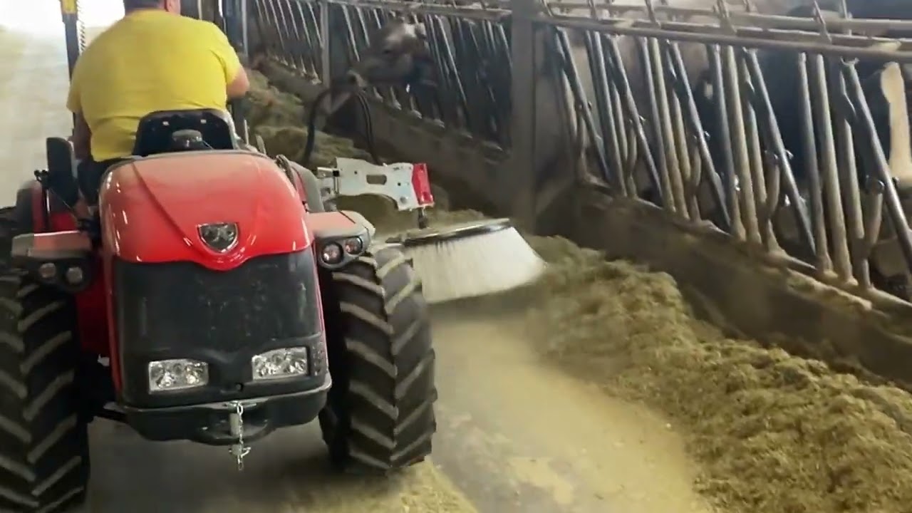 182 Italclean Europe spazzatrice spingiforaggio trattore  carraro     pulizia stalle mangiatoia