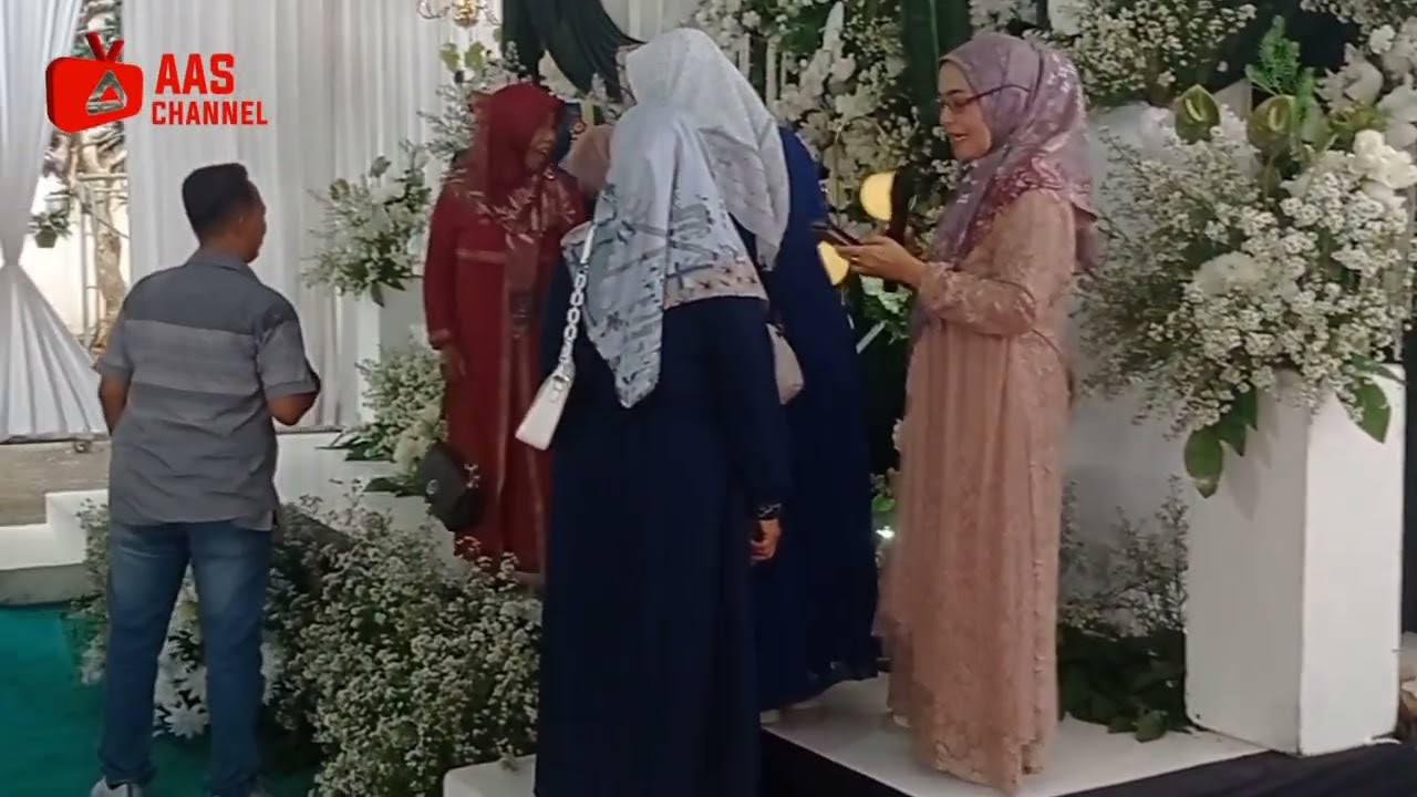 Hitam Putih - Hj. Titin