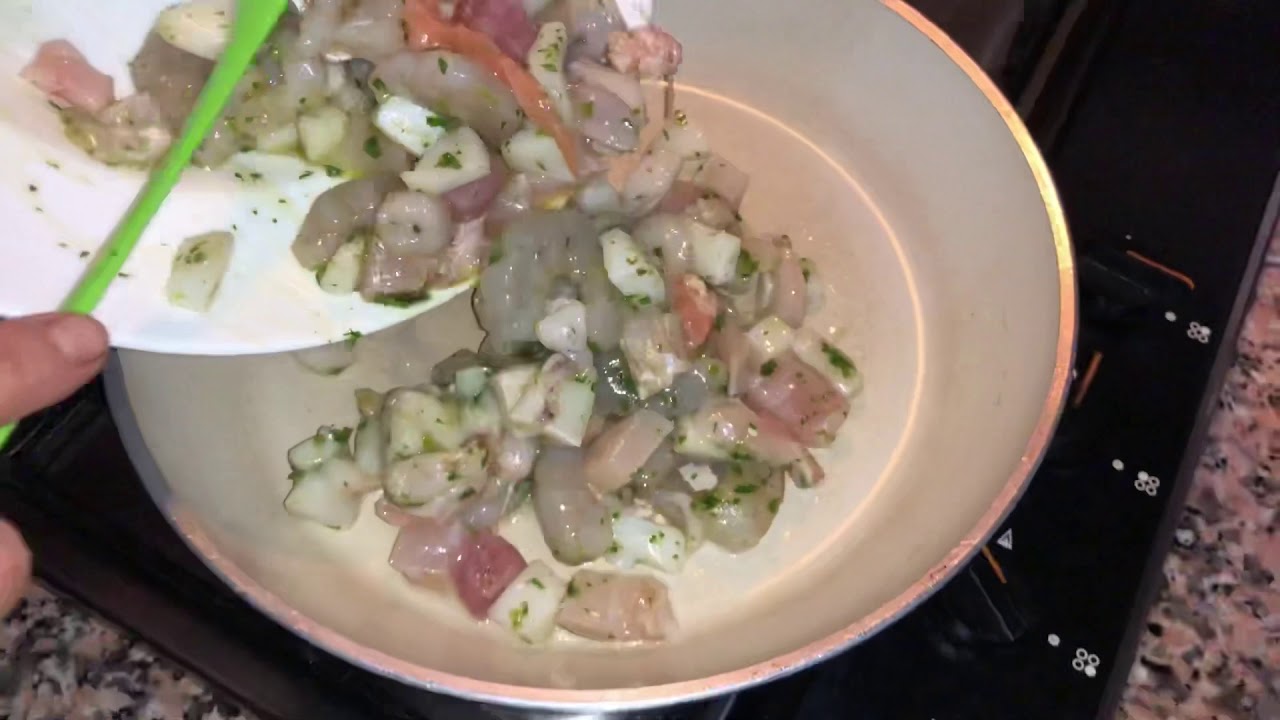 السمك الدرعي بالملح الغليظ مع سبكيت بفواكه البحر اتمنا ان تجربها لذيذة جدا 🐟🧂