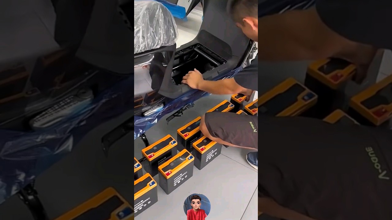 PROSES PEMASANGAN BATERAI SEPEDA MOTOR LISTRIK: Electric Motorcycle Battery Installation Process.