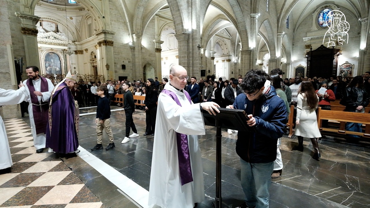 Más de un centenar de adultos piden el Bautismo en la Catedral de Valencia.