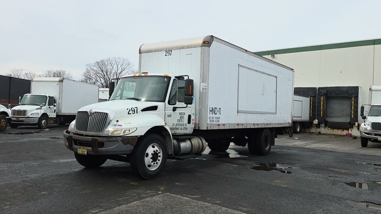 Lot 86 - 2005 International 4400 24ft Box Truck