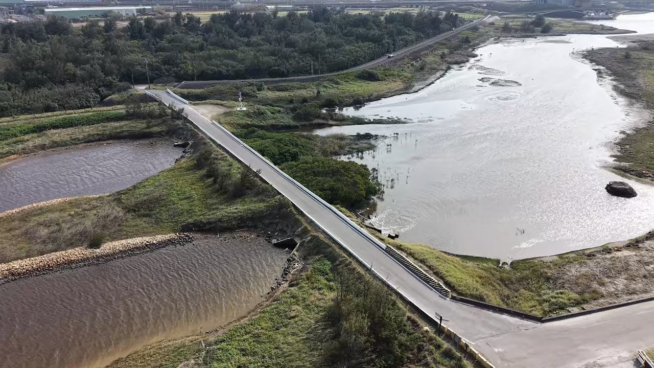 輕旅行 許厝港濕地  草漯沙丘 觀音白玉海堤 白沙岬燈塔 觀音飛機（長美休閒農場）龍貓公車站  崙坪文化地景園區