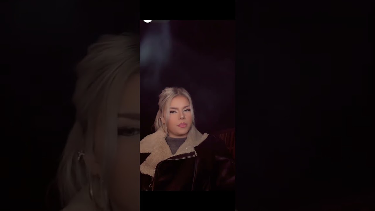 🚬 Wonderfull beautiful German blond smoking girl