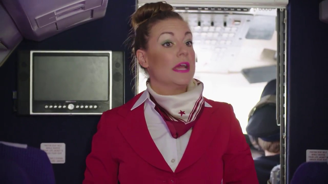 Stewardess Eva uit Rotterdam geeft instructies! | Klikbeet