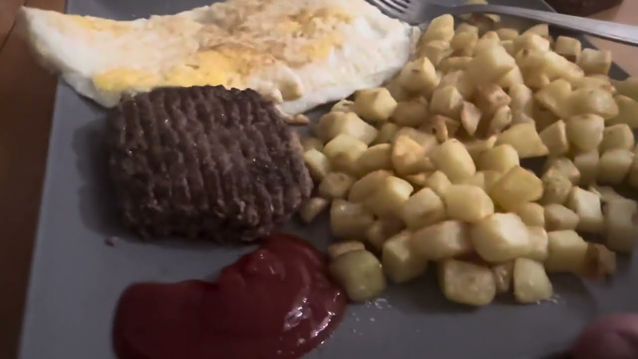 FRITES STEAK HACHÉ ŒUFS KETCHUP