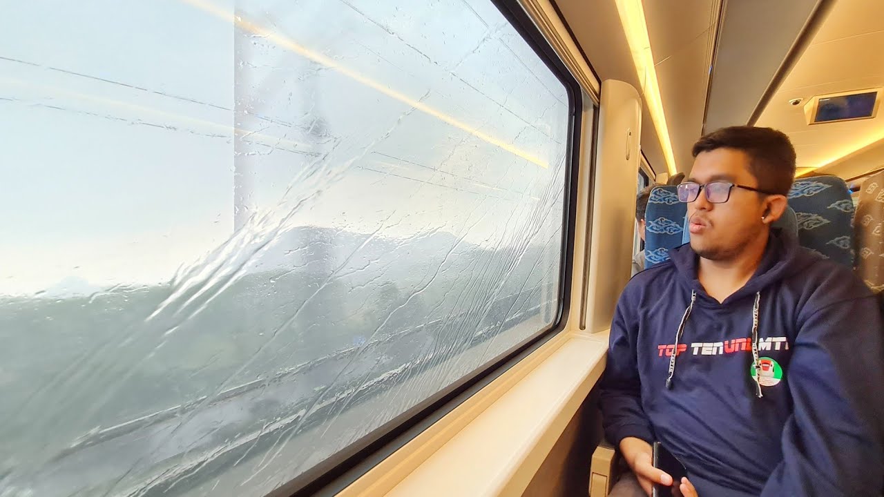 REAKSI PENUMPANG SAAT HUJAN BADAI MENERJANG KERETA CEPAT PAS LAGI NGEBUT !