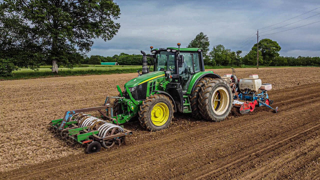 Semis de mais avec un john deere 6120m et combiné 4 rangs