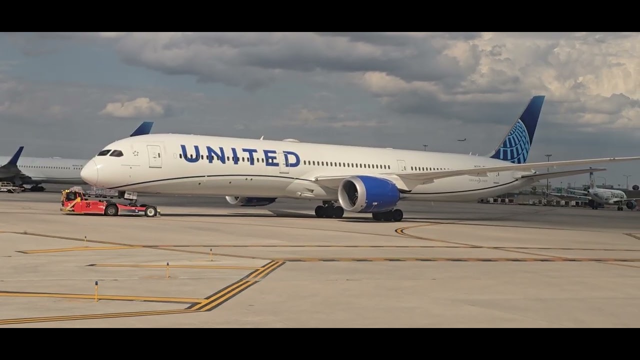 Takeoff: ORD to IAH on American Eagle ERJ-175 | Full Flight