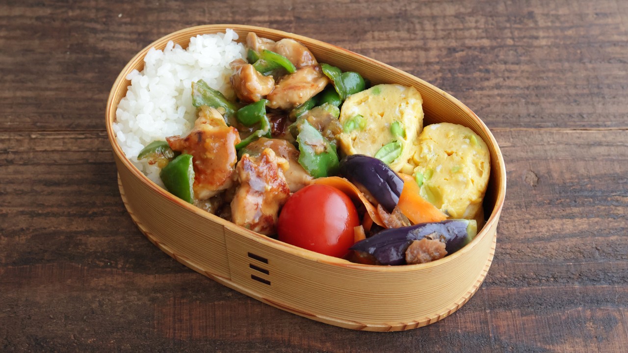 【10分弁当】夏野菜簡単レシピ！ピーマンと鶏肉の甘辛味噌炒め弁当（包丁いらず）