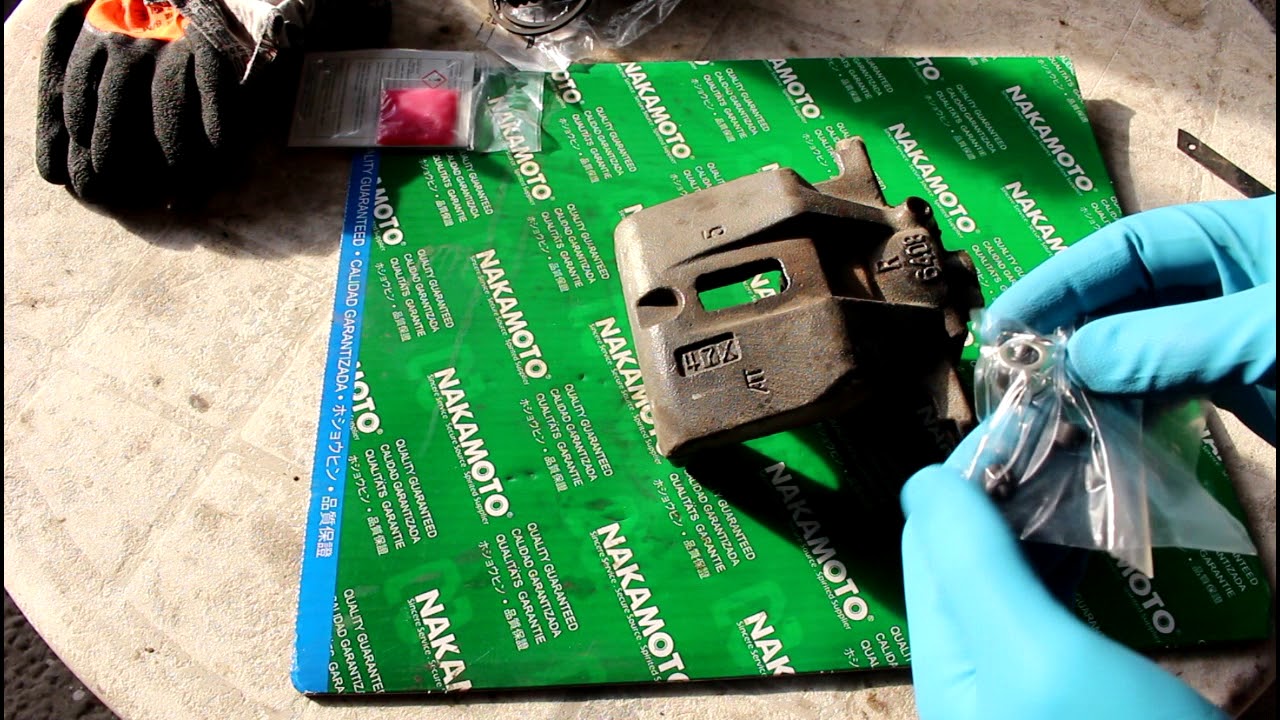 Переборка передних суппортов, установка ремкомплекта Toyota Harrier Тойота Харриер 2004 года