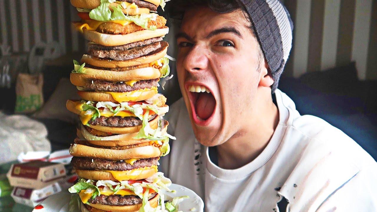 Mezclando TODAS las HAMBURGUESAS del MCDONALDS a la vez!! La HAMBURGUESA GIGANTE DEL MCDONALDS