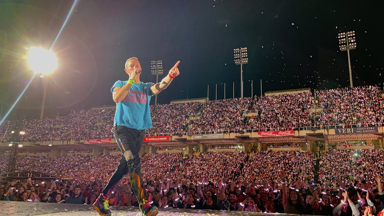 Coldplay - A sky full of stars (full song - live in Barcelona 4K)