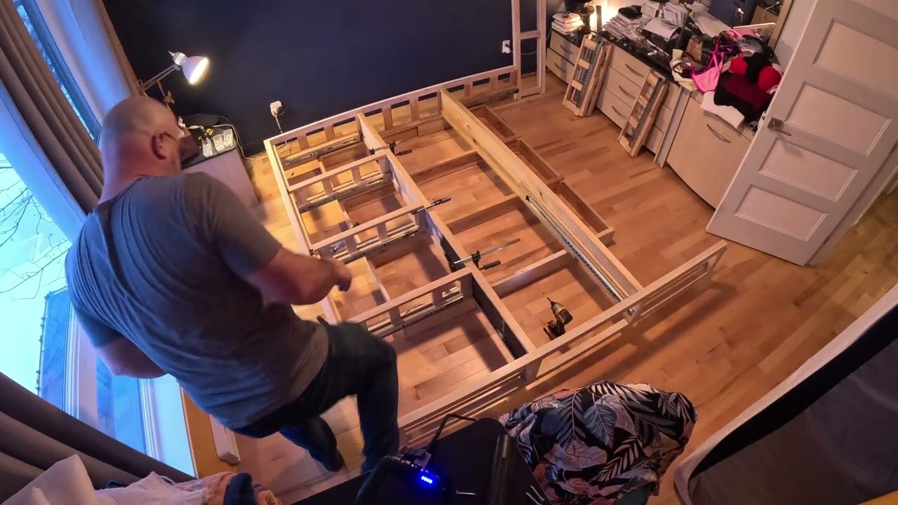 Lit plateforme Flotant avec tirroir.     Floating bed with drawers