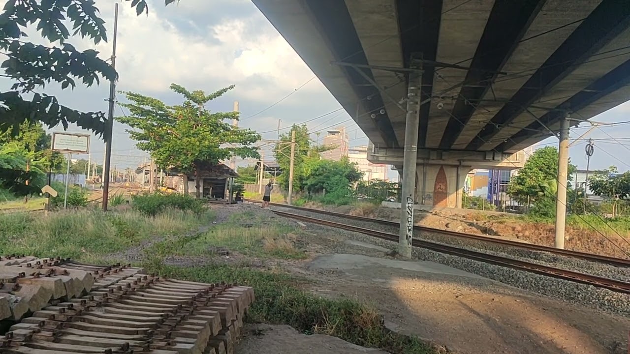 Kereta logawa diberangkatkan stasiun Porwosari