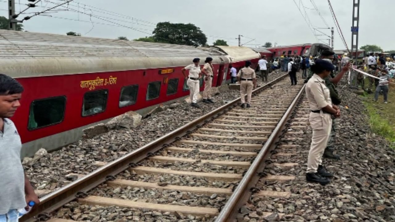 Howrah - CSMT Mumbai Mail Dangerous Accident #train