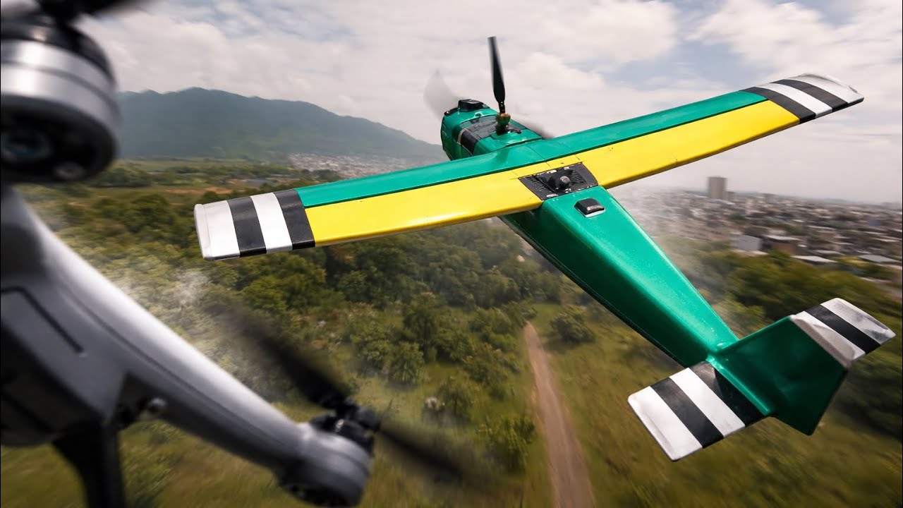 Drone bate em aeromodelo durante o voo em formação