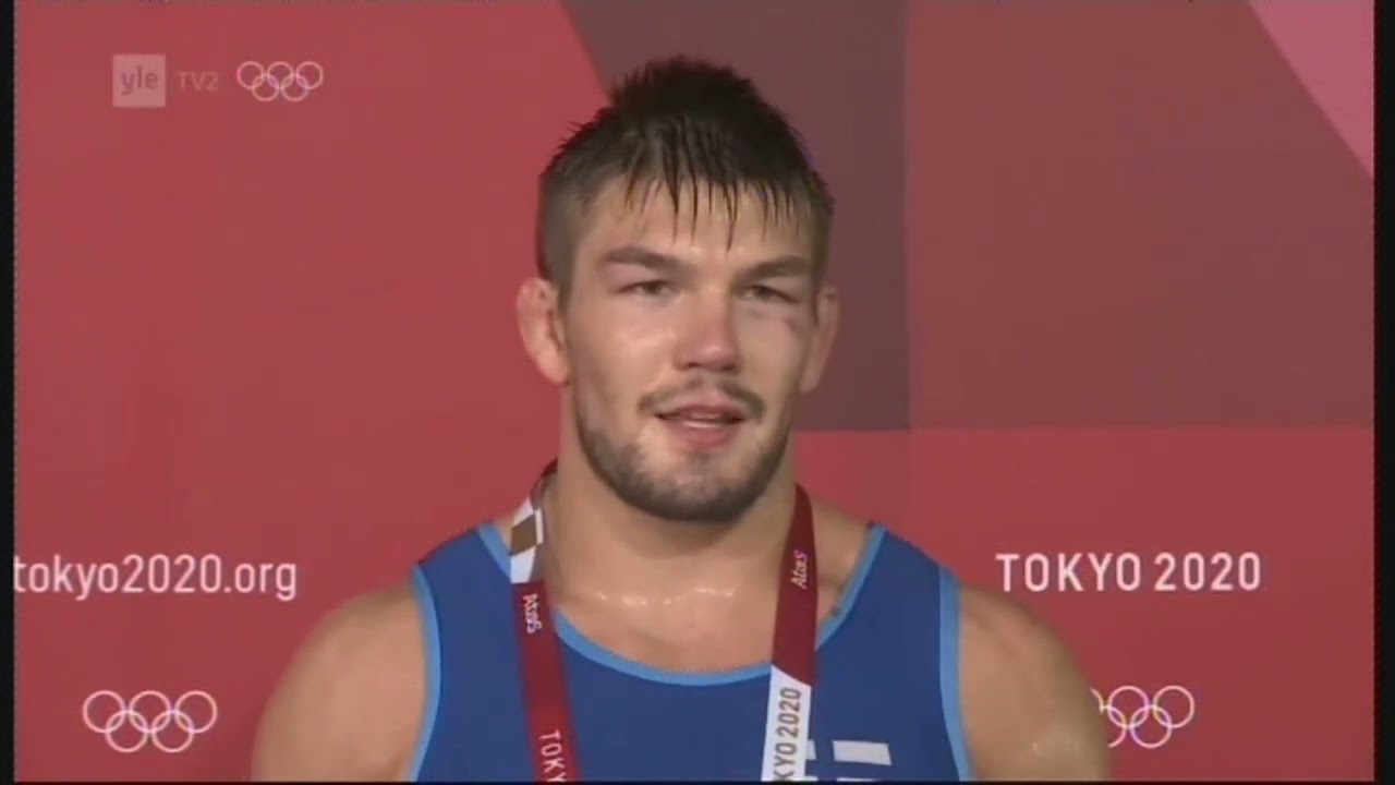 Olympiakisat Tokio 2021 Arvi Savolainen voitetun painin keräilyerän jälkeen