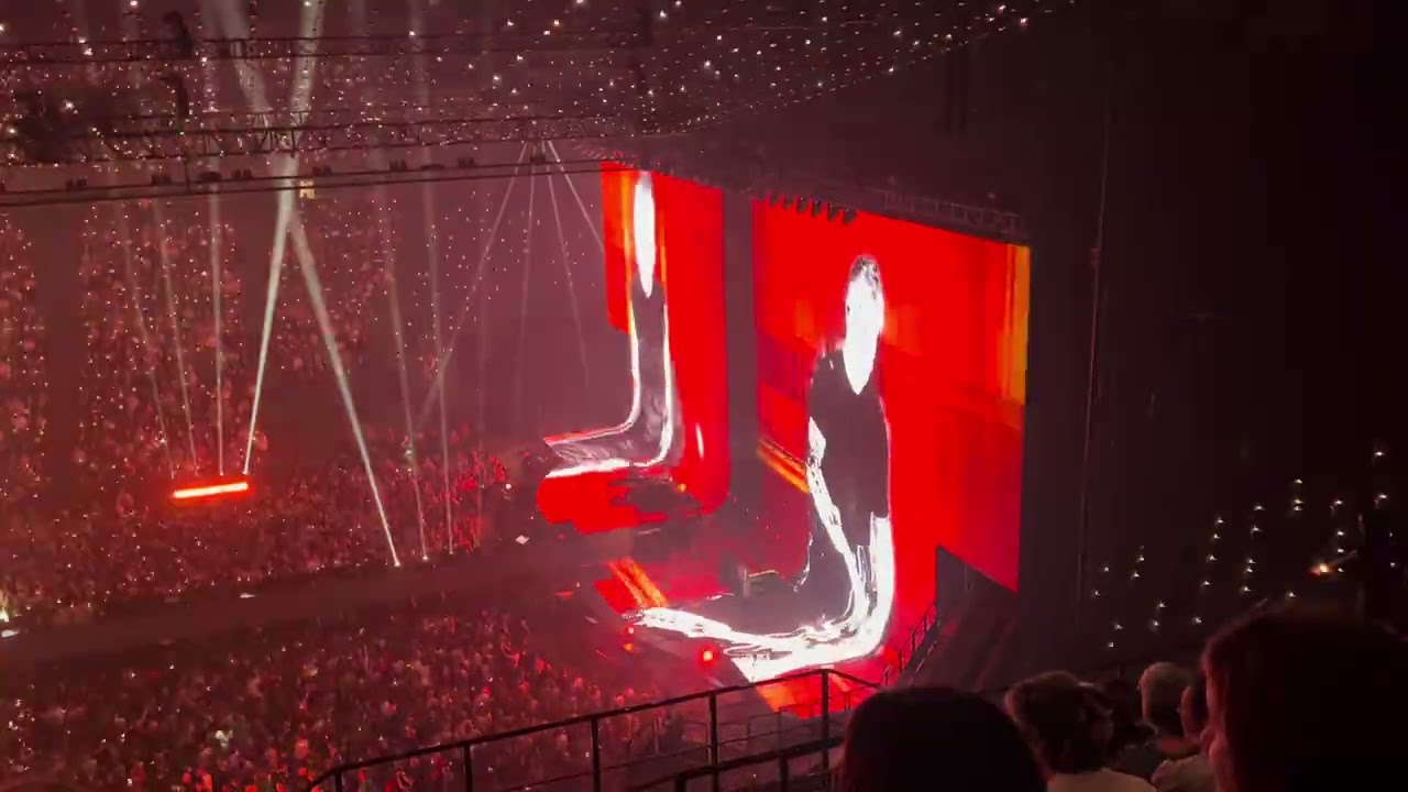 Extrait - Adora - Indochine Arena tour vague 2 Paris 5 
