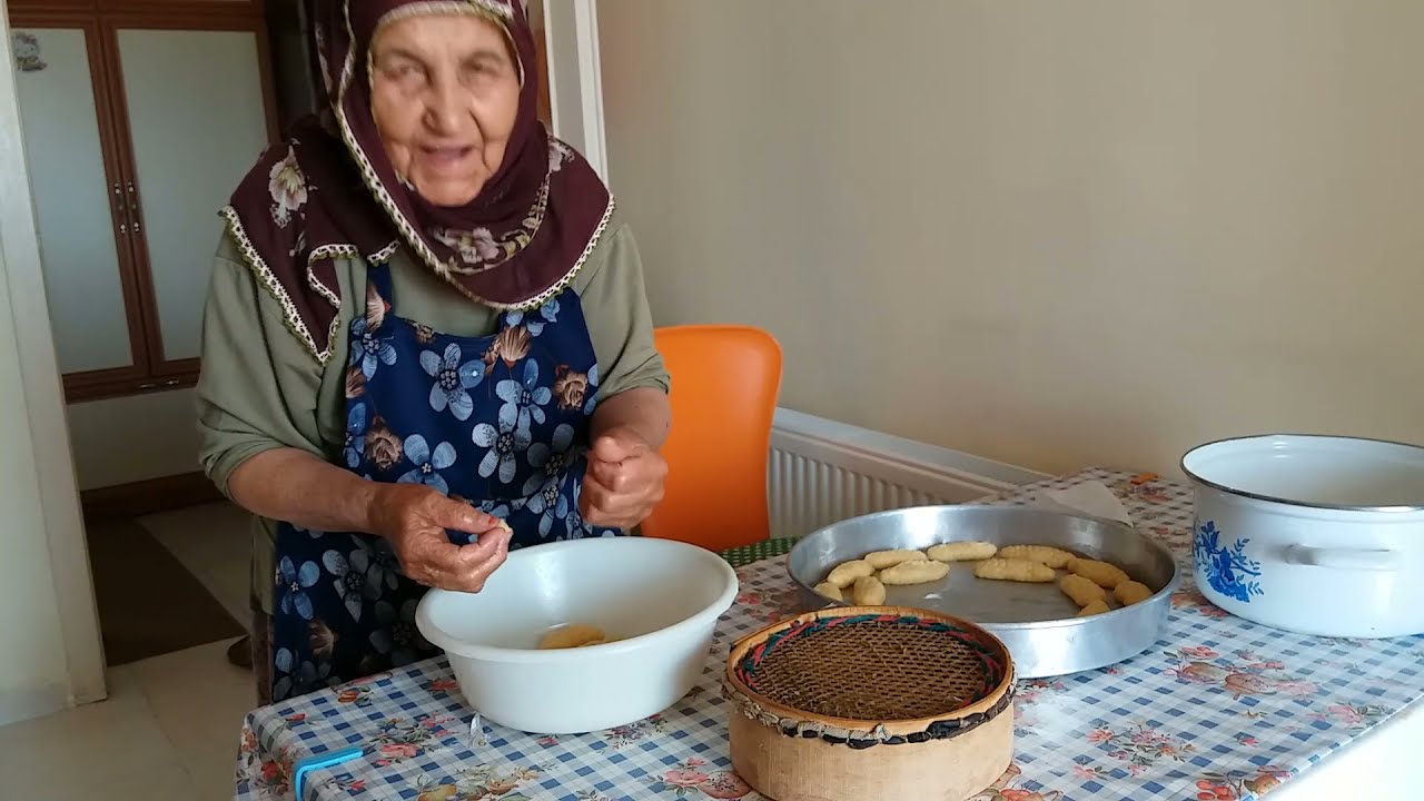 Hurma Tatlısı Yüz Yıllık Geleneksel Tarif. Date Dessert Hundred Years Traditional Recipe