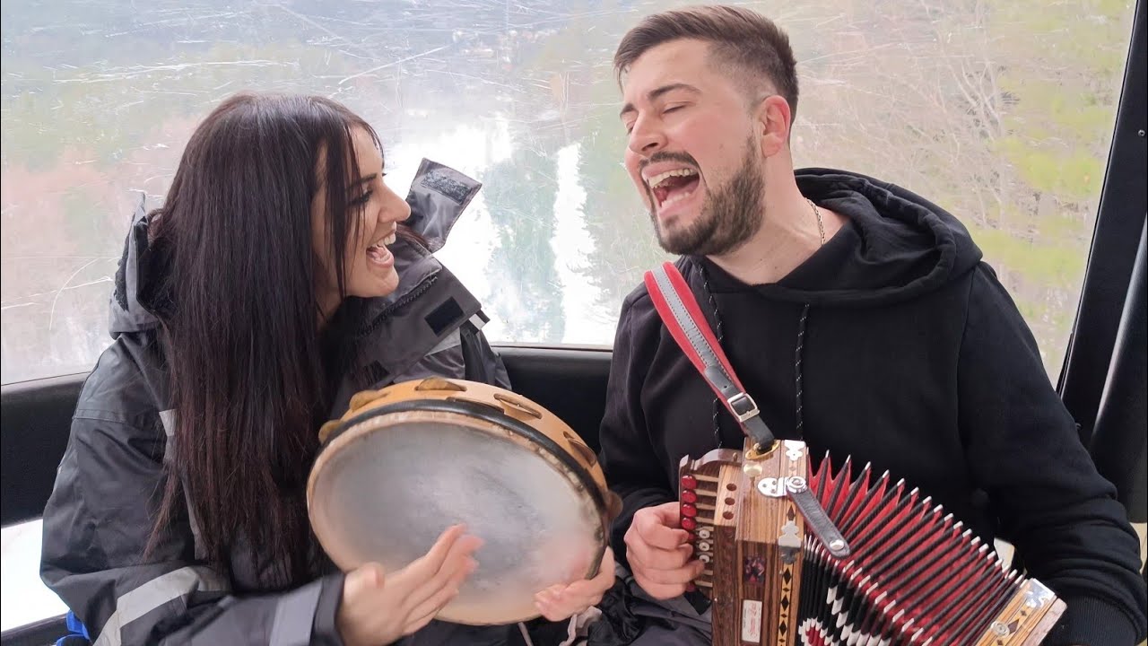 FORTUNATO & VALENTINA - TARANTELLA CANTATA SULLA NEVE! FUNIVIA DI CAMIGLIATELLO SILANO (CS)