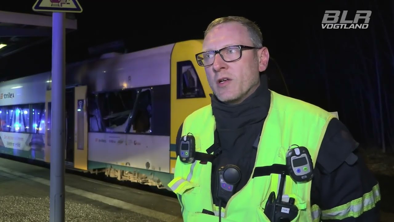 Auerbach Vogtland: Flammeninferno während Zugfahrt: Fahrgäste bemerken dichten Qualm im Triebwagen