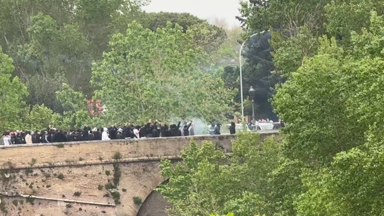 Derby Lazio - Roma, scontri tra ultras laziali e polizia a Ponte Milvio