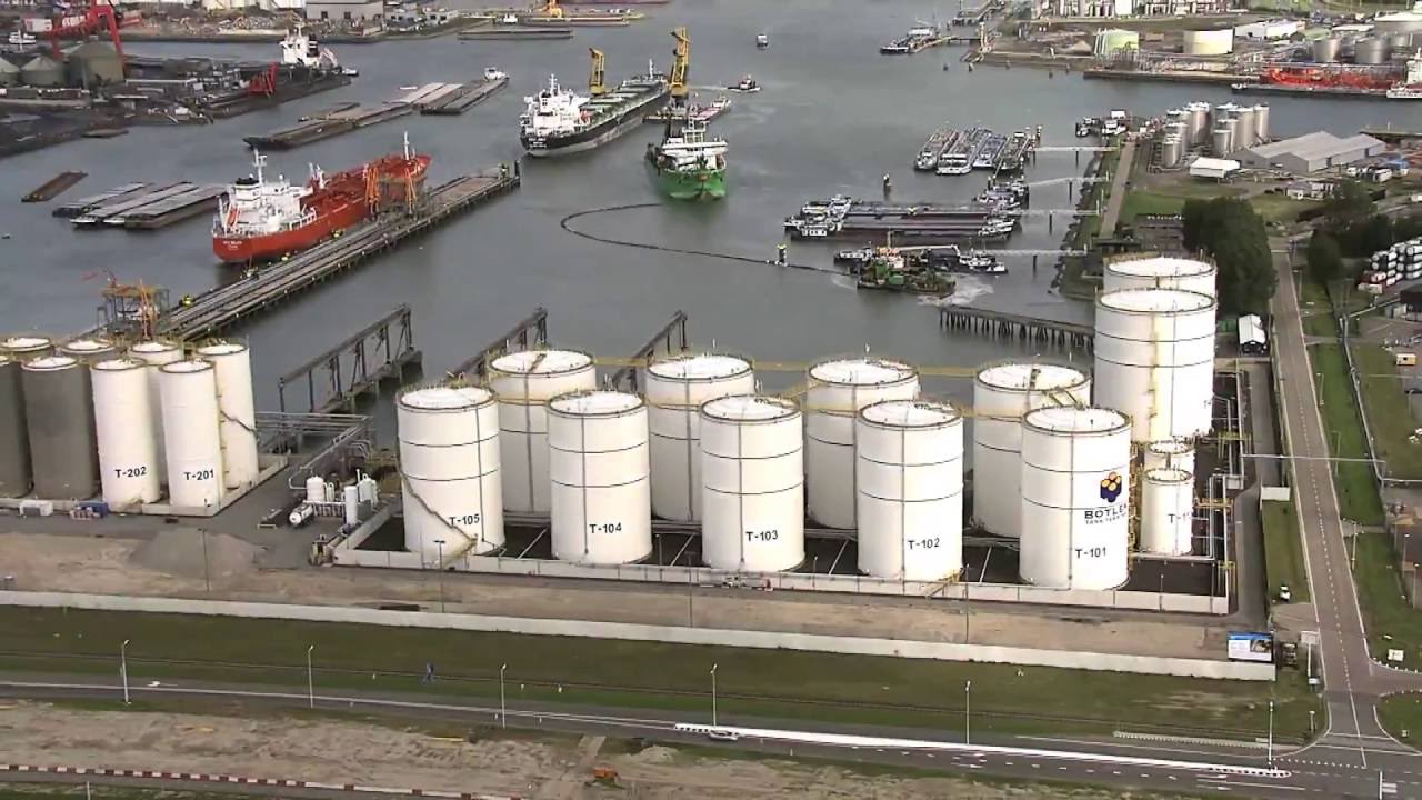 Opspuiten 'Botlek Tank Terminal' Rotterdam, the Netherlands