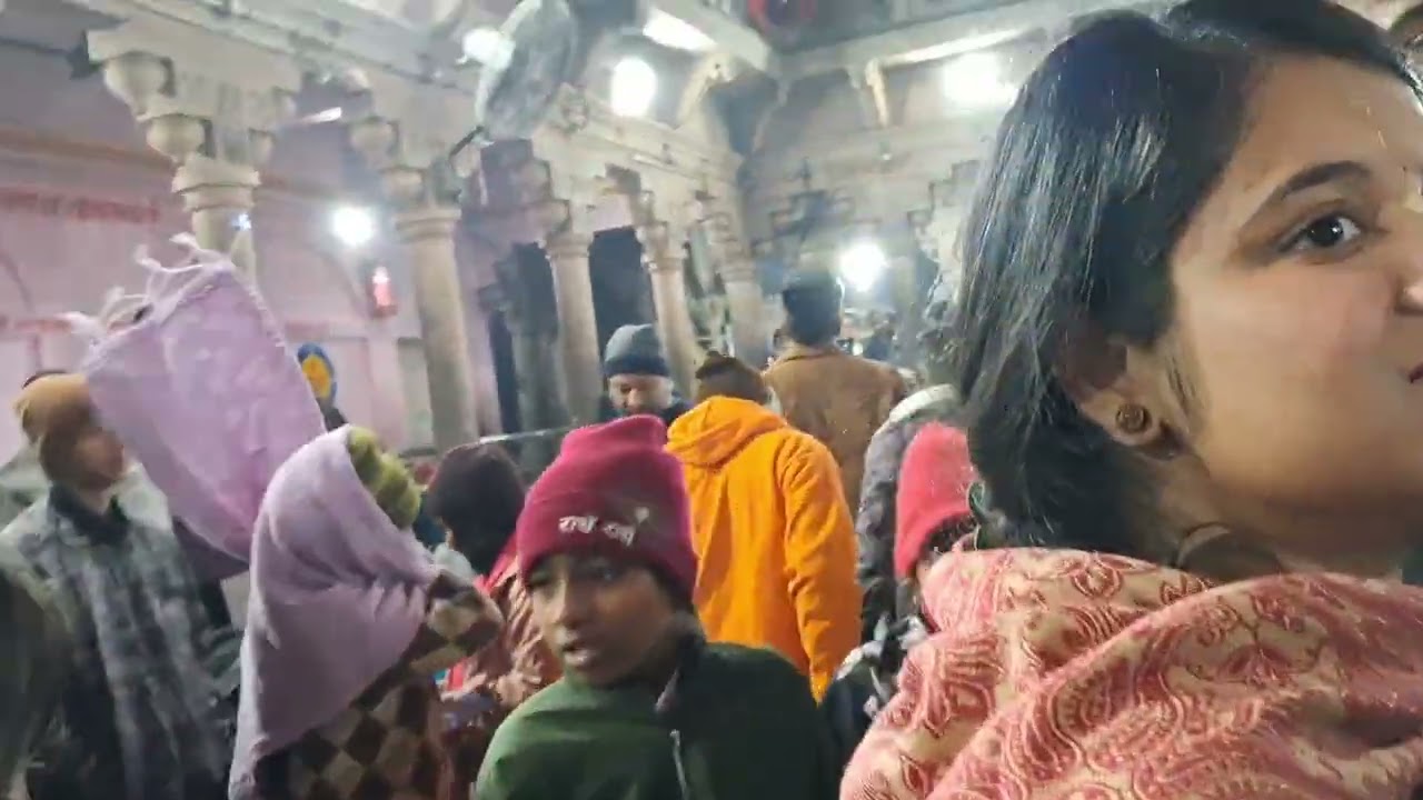 बहुत ही सुंदर राधा नाम की धुन पर नृत्य करते भक्त 