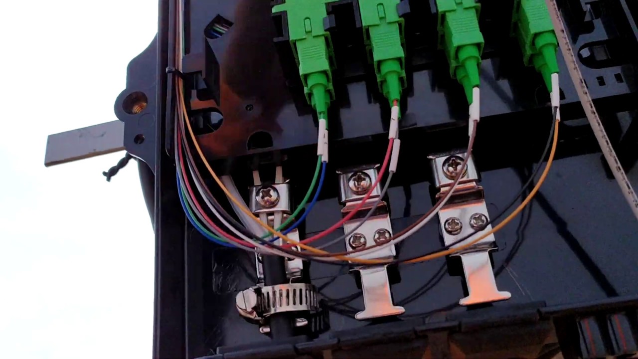 Como é feita a ligação da fibra óptica na caixinha de distribuição