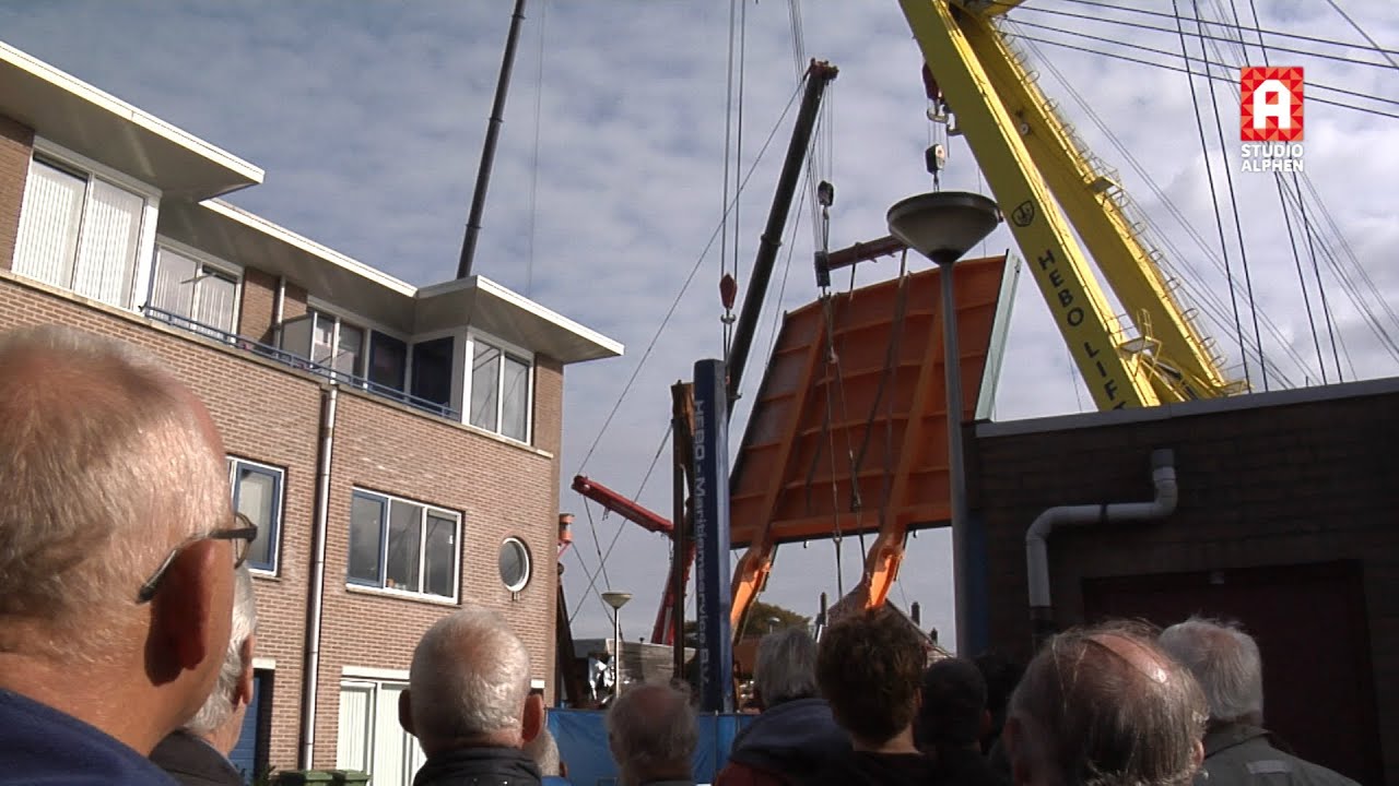 Vanuit Arubastraat en Bonairestraat: omhoog hijsen brugdek Koningin Julianabrug