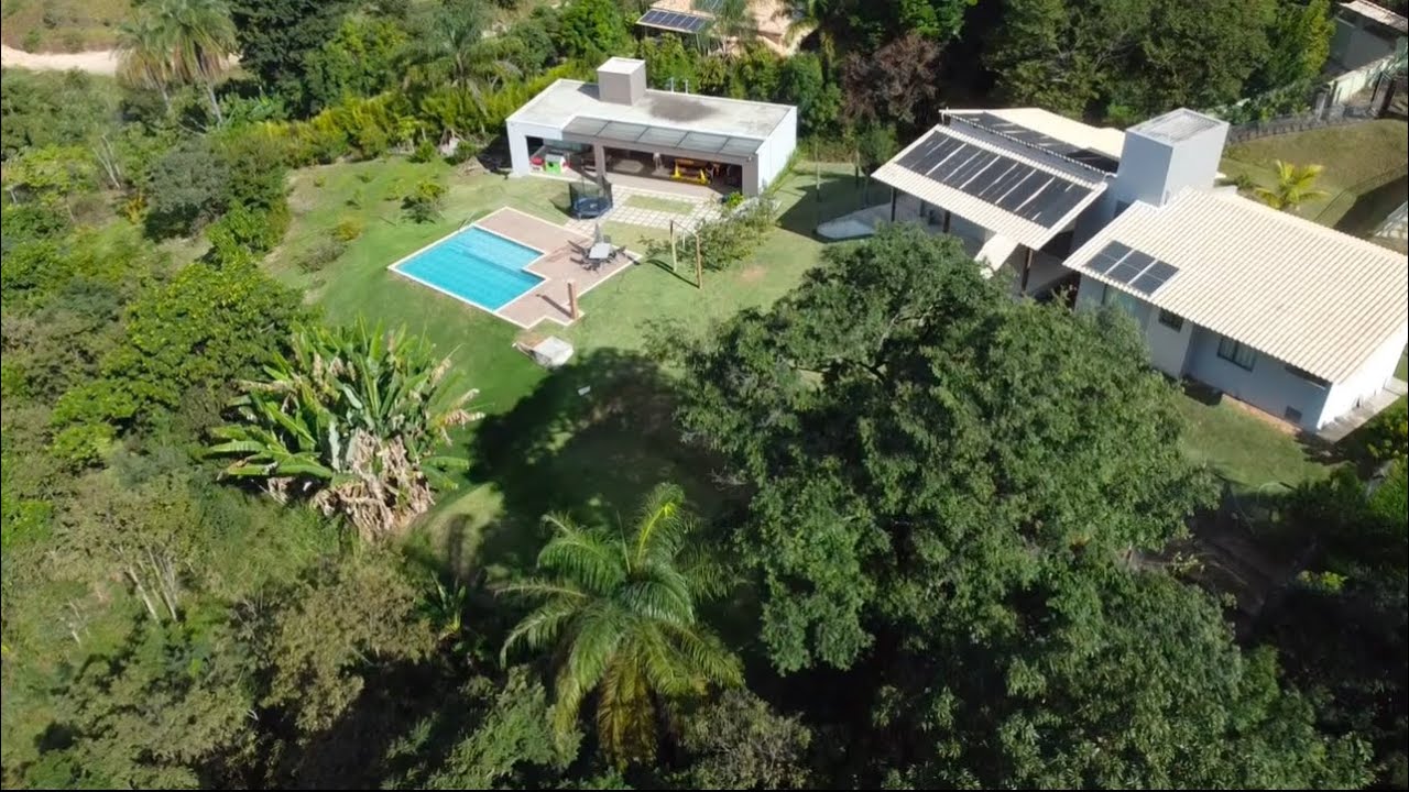 Casa rodeada de verde com 5 quartos no Condomínio Solar das Palmeiras