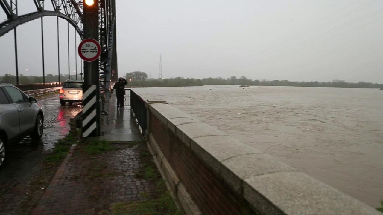 Maltempo, la piena del Po al ponte della Gerola