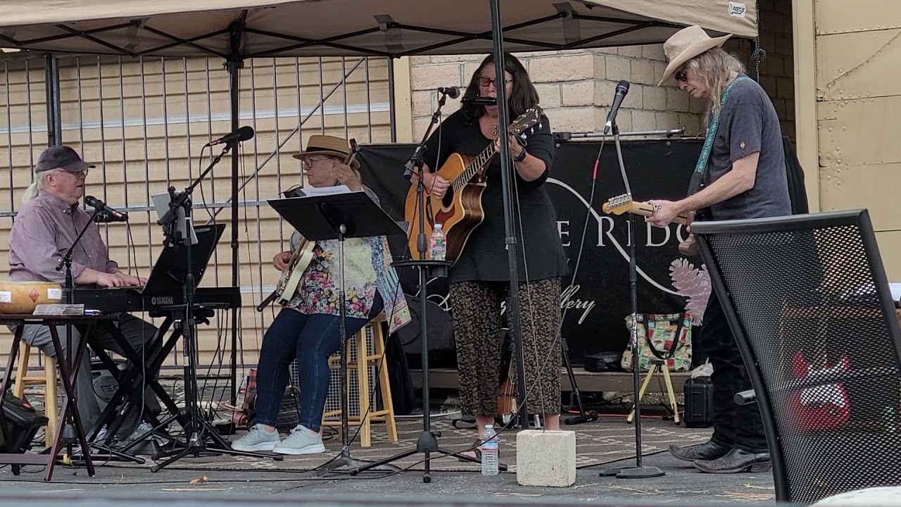 sandii Castleberry,  lenny hansell and Ann and Barnaby Finch at middleridge winery sept 25, 2021