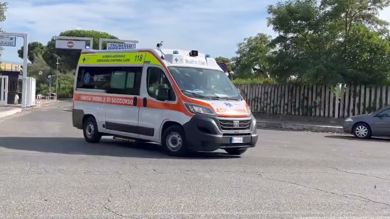 Ambulanze ARES 118 in entrata e in uscita all’ospedale G.B.Grassi di Ostia in emergenza