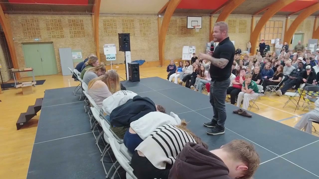Hypnoseshow - Aabybro Sportsefterskole December 2023
