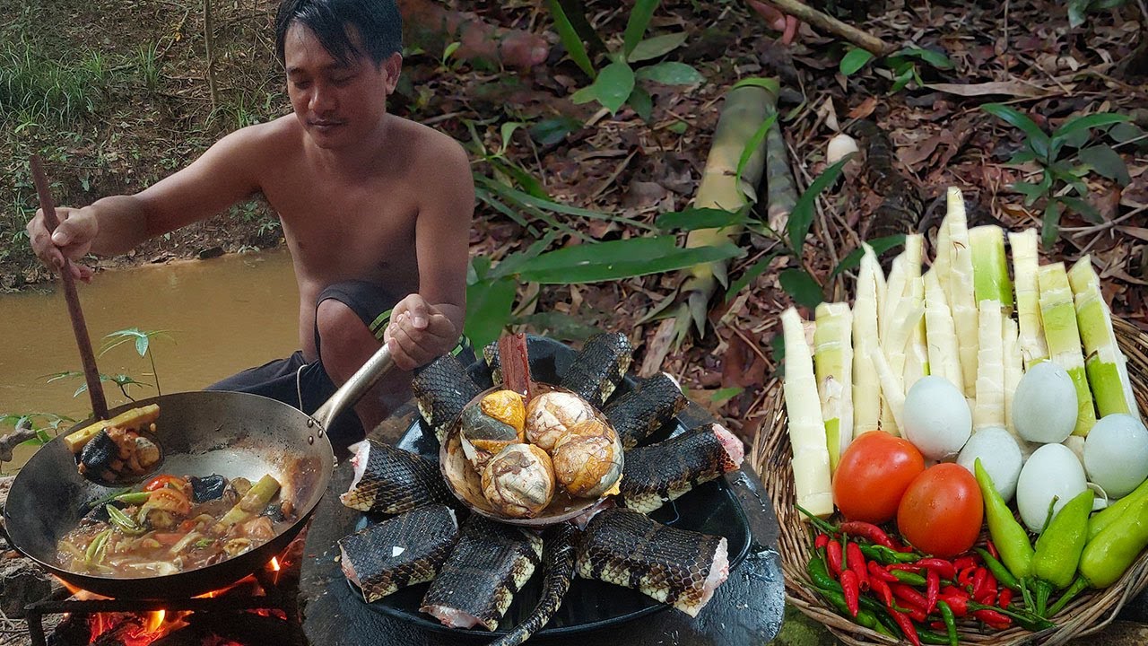 Survival in jungle: Dig bamboo shoot meet giant snake, Braised snake with bamboo shoot the best meat