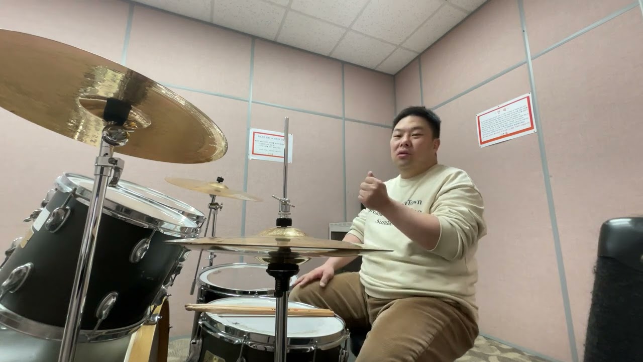 드럼치북치는 음악인 입니다 