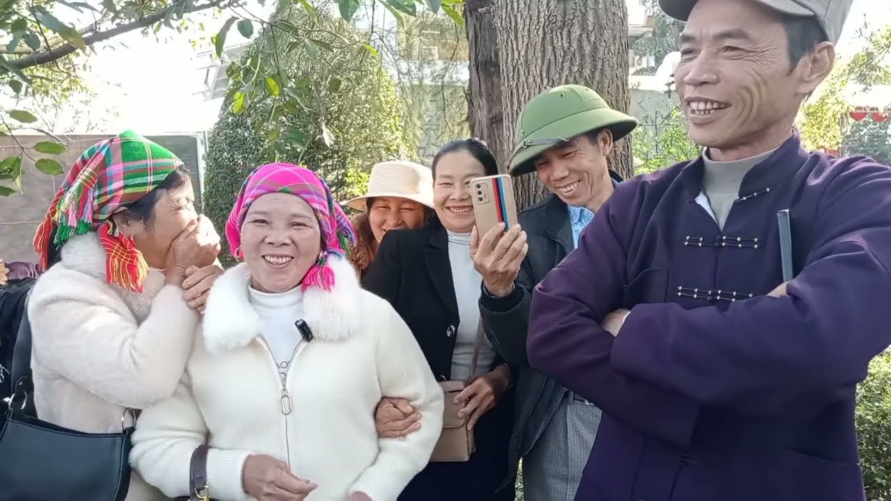 Đôi trai gái hò với nhau trong ngày hội xuân bính ngọ tại công viên Hoàng Văn thụ 22/1/2026
