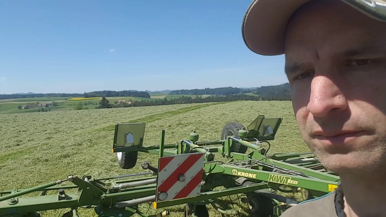 Krone KWT klappen, Heu abladen.