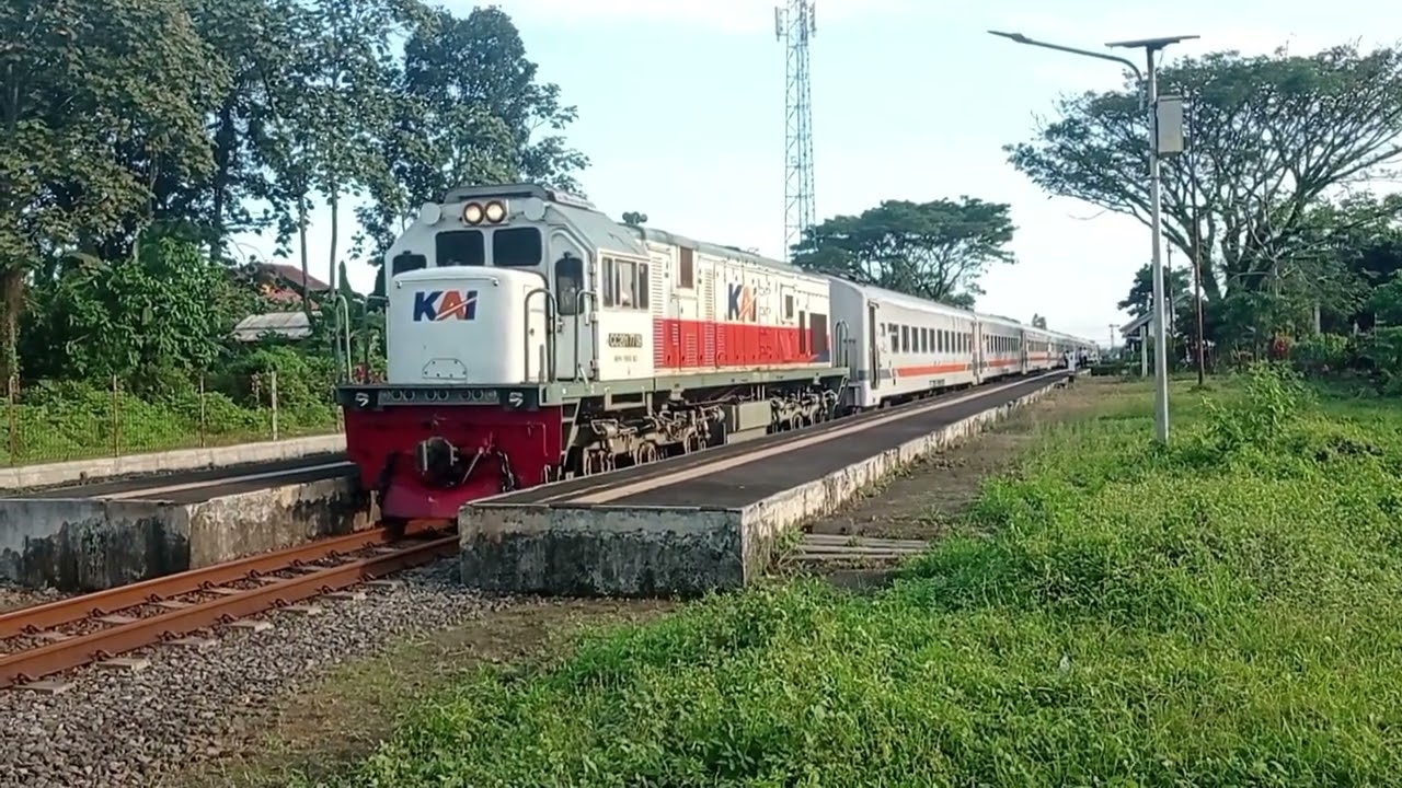 Hunting 2 Kereta Api Lokal Yang Berhenti Di Stasiun Pakisaji 
