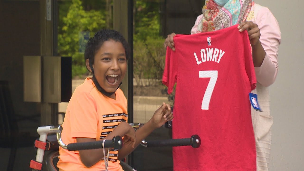 Volunteers surprise kids with Eid gifts, from a distance