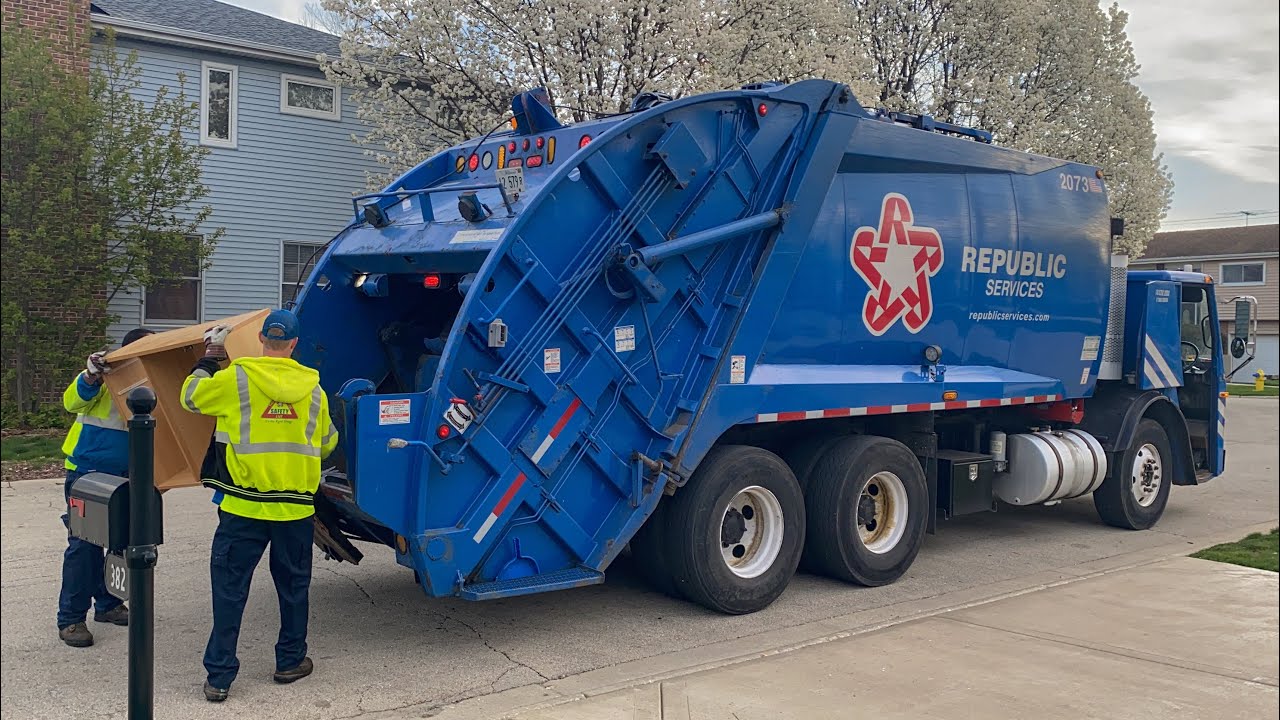 Spring Cleanup 2021: Republic Services Mack LEU McNeilus Rear Loader Garbage Truck