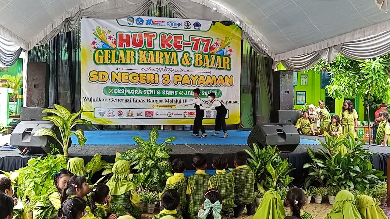 Alvis dan varo mengikuti lomba pantomin di hut 77 sdn 3 payaman 2026